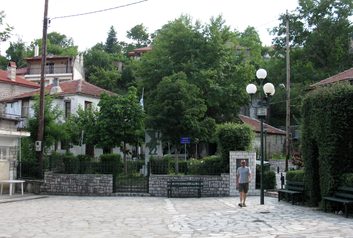 glavni trg v vasici Domnista